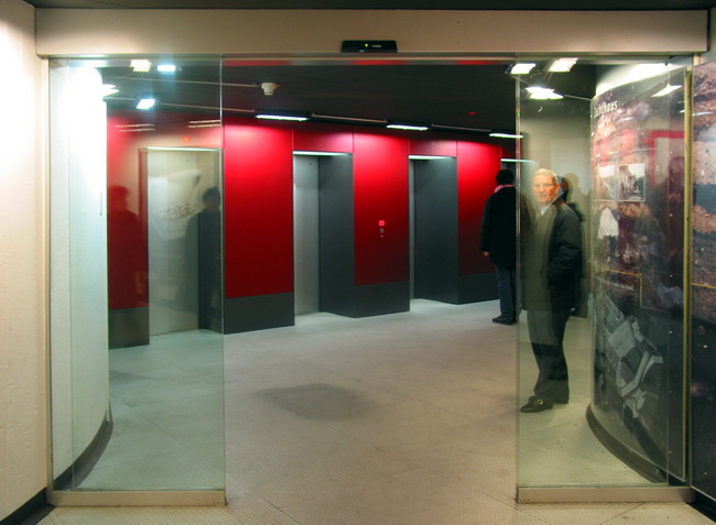 Liftfronten aus rot eloxiertem Aluminiumblech für das Parkhaus Urania in Zürich
