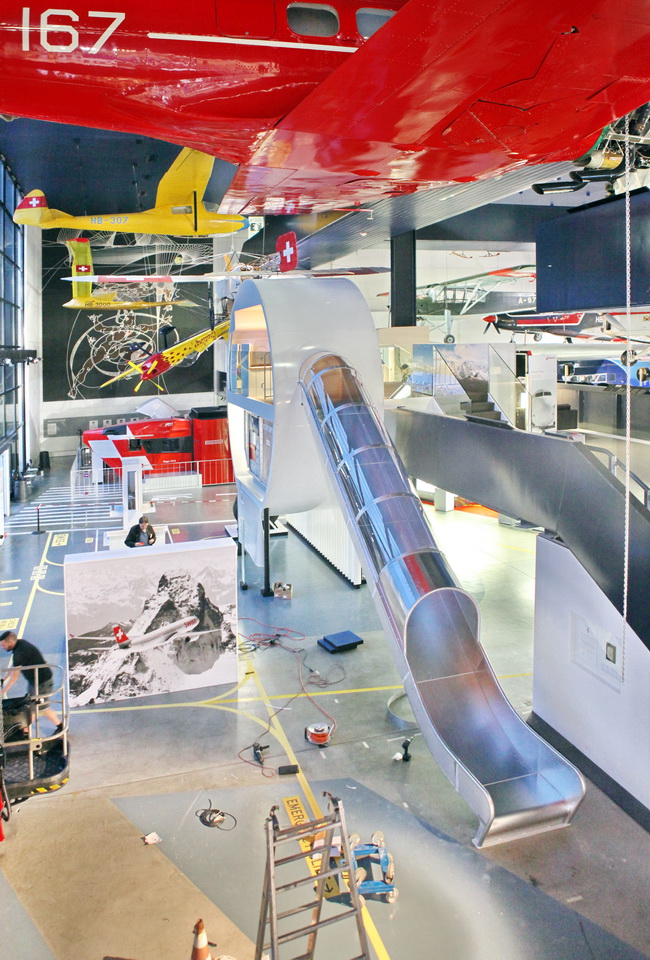 Rutschbahn aus Edelstahl mit transparenter Abdeckung Montage Halle