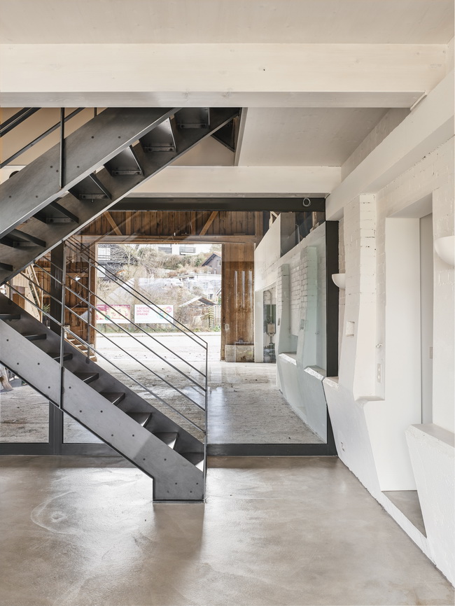 Treppe aus Schwarzblech mit Geländer und Holzstufen Meili Mader
