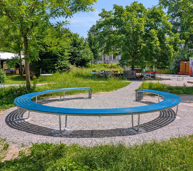 indivilinie sitzbank kunststoff sitzflaeche stadtbank 02