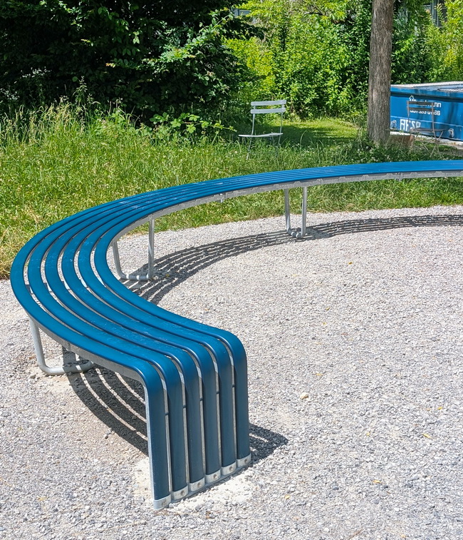indivilinie sitzbank kunststoff sitzflaeche stadtbank 07