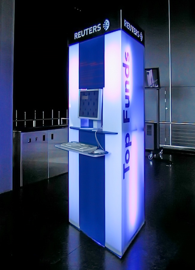 Stelen mit Licht, Screen und Computer zur Präsentation von Software