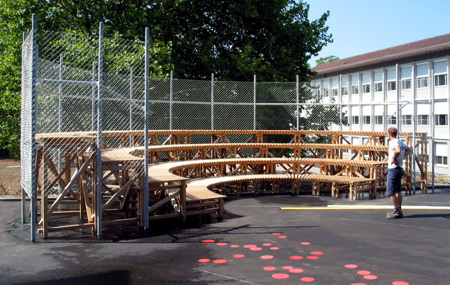 Maschendraht für Kunst am Bau Amphitheater auf Pausenplatz