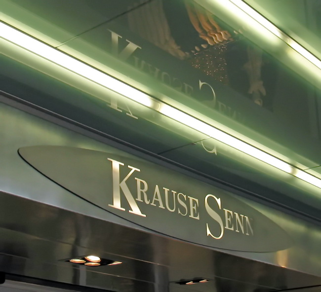 hinterleuchtetes Logo Edlelstahl Krause Senn Position beim Haupteingang