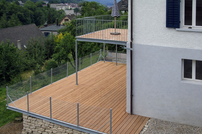 Balkon und Terrasse mit Holzrost und Wasserführenden Untersicht