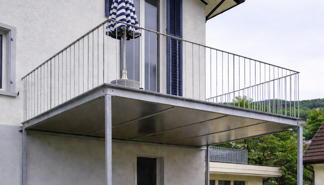 Balkon und Terrasse mit Holzrost und Wasserführenden Untersicht