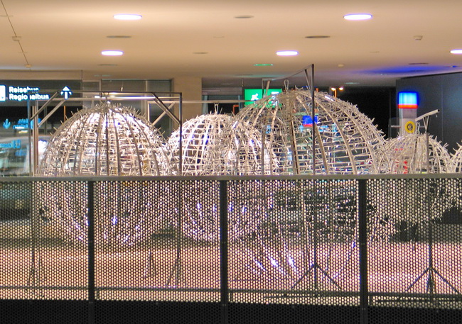 Kugeln und Leuchter für Weihnachtsbeleuchtung im Flughafen Zürich