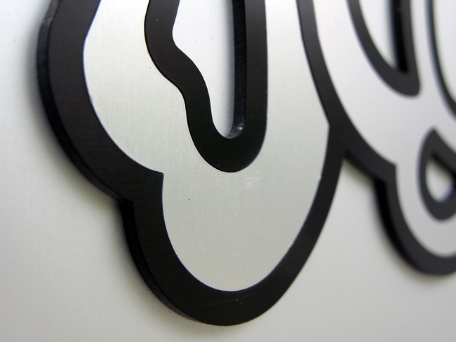 Patron Intarsien Aluminum Buchstaben Logo Metallschrift Detail Flügel Wandinstallation