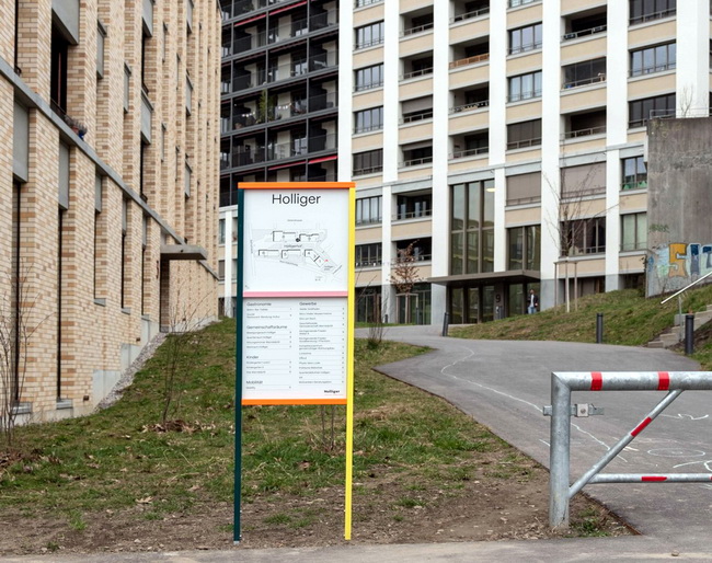 bunte stelen fuer ueberbauung orientierung 10