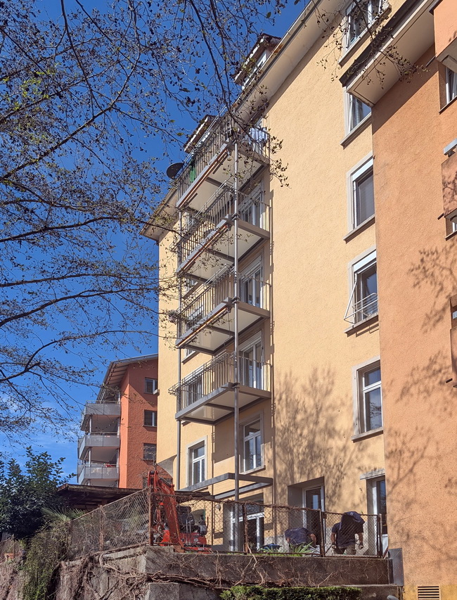 anbaubalkon mfh altbau mit sonnenschutz 02