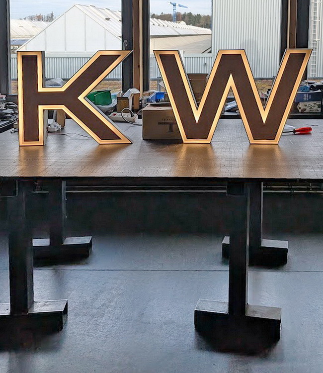 kiosk am buerkliplatz leuchtschrift 12